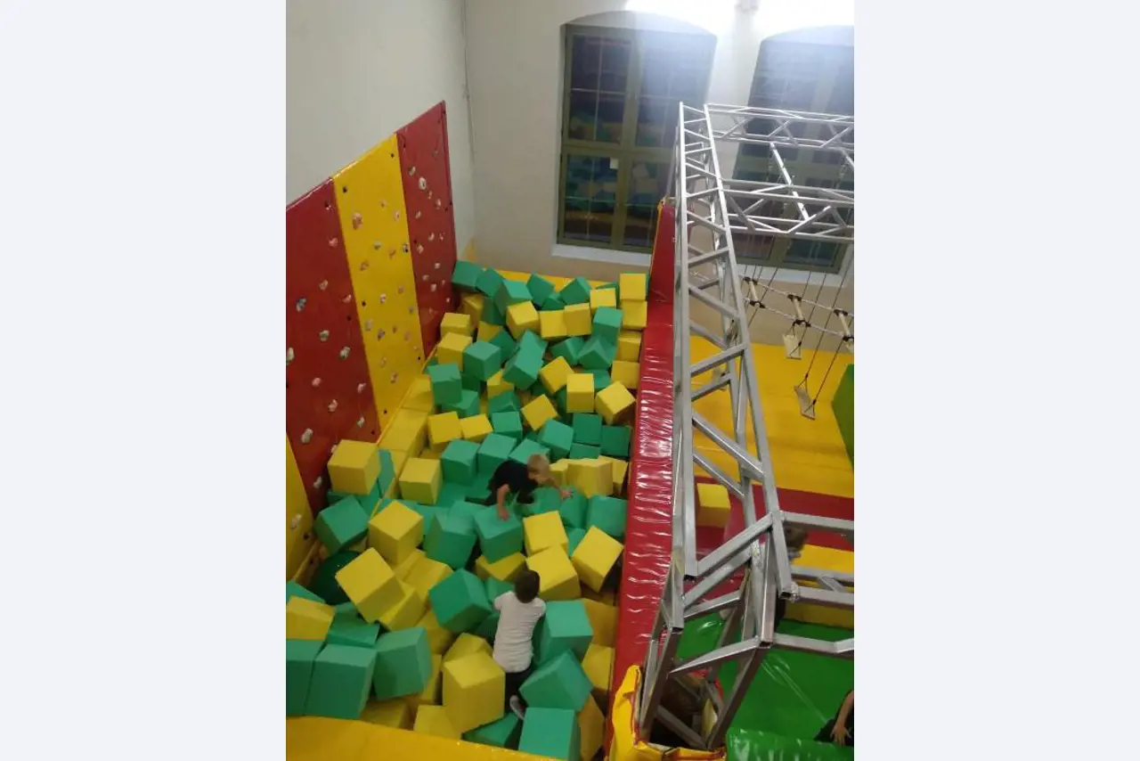Construcción en bastidor de un parque infantil cubierto con accesorios, Monkey Grove, pista Ninja, "esponjas" de juegos blandos-5